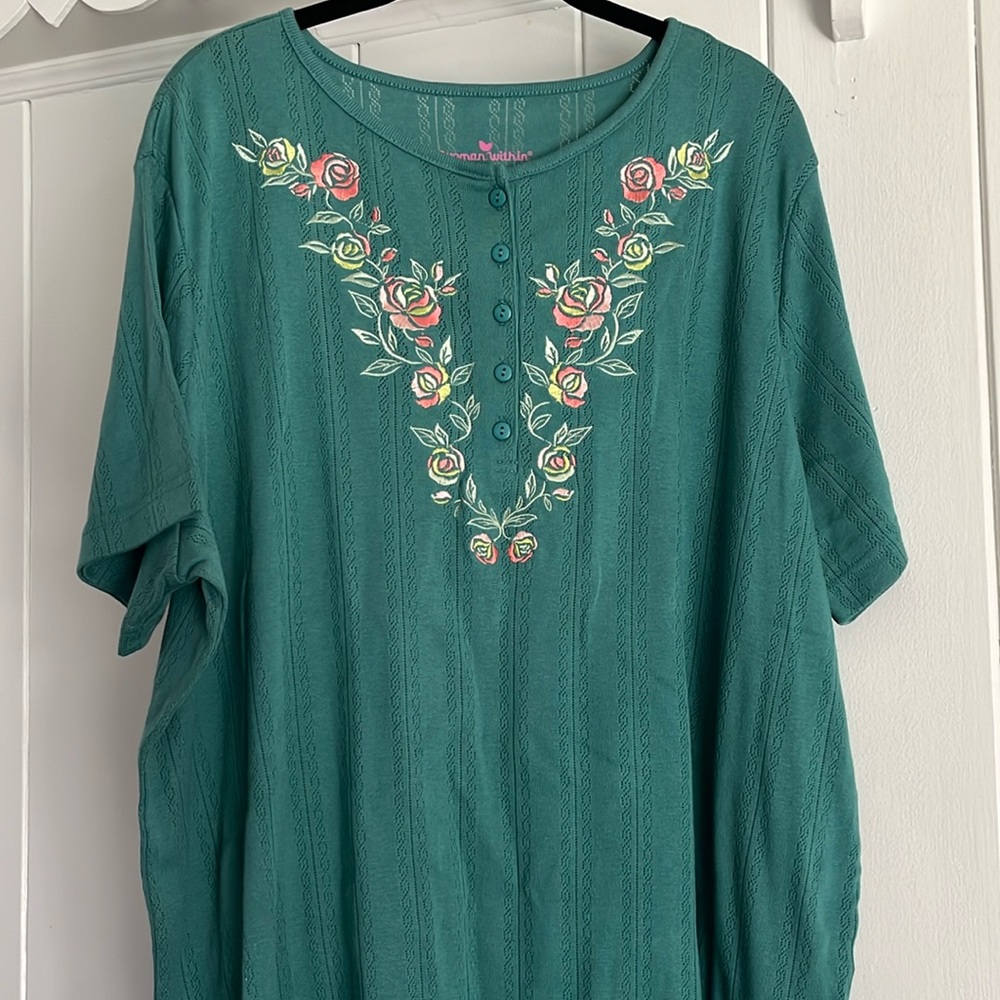 Women’s pretty embroidered top sz 1x